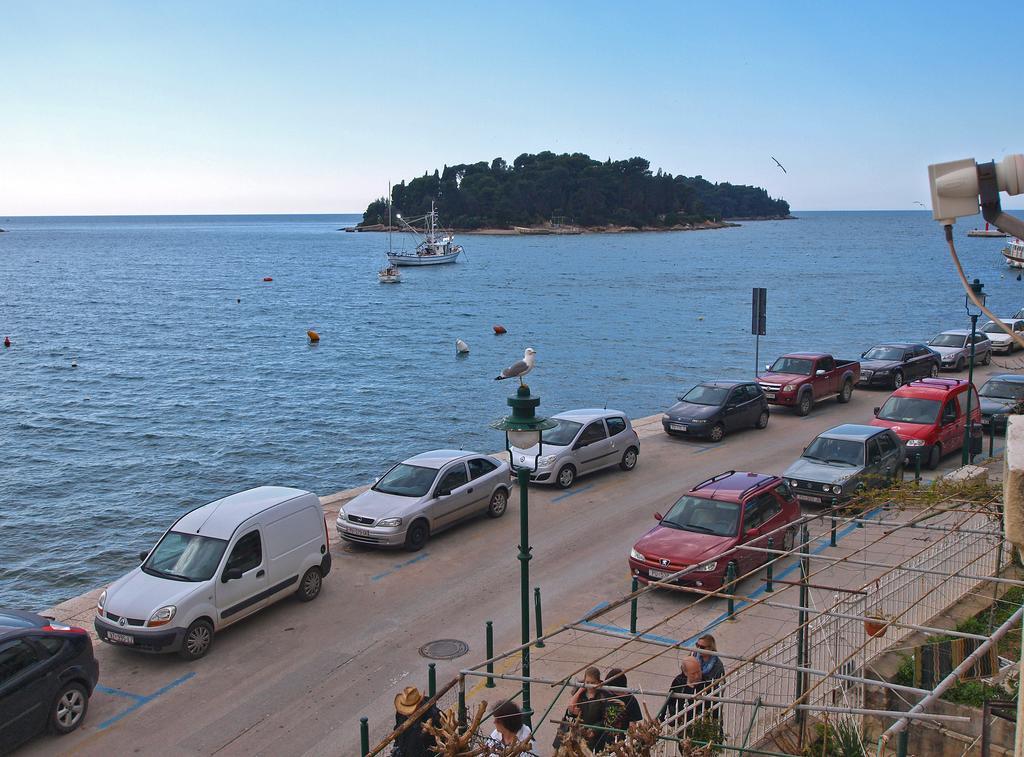 Apartments By The Sea 1050 Rovinj Exterior photo